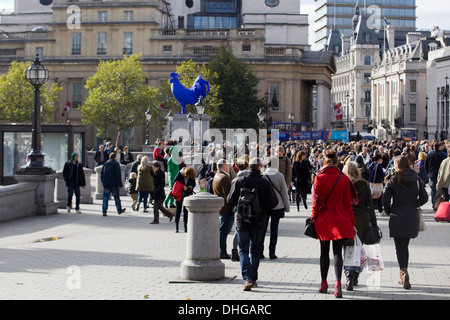 I turisti in Trafalgar Square London Inghilterra England Foto Stock