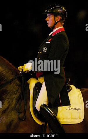 Melbourne, Australia. 9 Nov, 2013. UK Gold medaglia CARL HESTER di Gran Bretagna si concentra durante la sua valutazione delle prestazioni durante la valutazione delle prestazioni. Equitana Sydney è una quattro giorni di sport equestre di commercio equo con cavalli, Olympic medallists, rinomato in tutto il mondo gli educatori, Aussie cowboys, un equino Elite del programma del concorso e centinaia di espositori. © Tom Griffiths/ZUMA filo/ZUMAPRESS.com/Alamy Live News Foto Stock