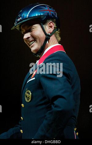 Melbourne, Australia. 9 Nov, 2013. UK Gold medaglia CARL HESTER di Gran Bretagna si concentra durante la sua valutazione delle prestazioni durante la valutazione delle prestazioni. Equitana Sydney è una quattro giorni di sport equestre di commercio equo con cavalli, Olympic medallists, rinomato in tutto il mondo gli educatori, Aussie cowboys, un equino Elite del programma del concorso e centinaia di espositori. © Tom Griffiths/ZUMA filo/ZUMAPRESS.com/Alamy Live News Foto Stock