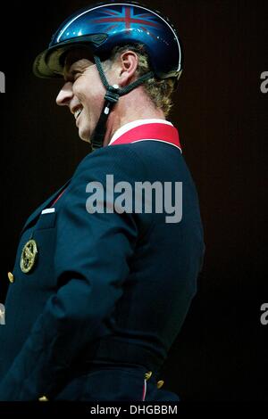 Melbourne, Australia. 9 Nov, 2013. UK Gold medaglia CARL HESTER di Gran Bretagna si concentra durante la sua valutazione delle prestazioni durante la valutazione delle prestazioni. Equitana Sydney è una quattro giorni di sport equestre di commercio equo con cavalli, Olympic medallists, rinomato in tutto il mondo gli educatori, Aussie cowboys, un equino Elite del programma del concorso e centinaia di espositori. © Tom Griffiths/ZUMA filo/ZUMAPRESS.com/Alamy Live News Foto Stock