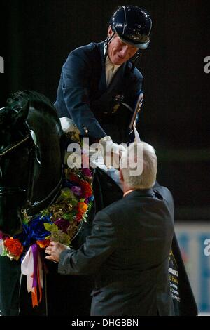 Melbourne, Australia. 9 Nov, 2013. HEATH RYAN di Australia vincitore di essere l'influenza Equestrian Grand Final - CDI-W Freestyle. Equitana Sydney è una quattro giorni di sport equestre di commercio equo con cavalli, Olympic medallists, rinomato in tutto il mondo gli educatori, Aussie cowboys, un equino Elite del programma del concorso e centinaia di espositori. © Tom Griffiths/ZUMA filo/ZUMAPRESS.com/Alamy Live News Foto Stock