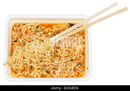 Mangiare del preparato instant ramen da bacchette di legno dal tappo in schiuma isolati su sfondo bianco Foto Stock