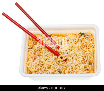 Mangiare cucinato instant ramen da bacchette rosso dal tappo in schiuma isolati su sfondo bianco Foto Stock