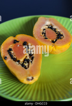 La papaia su una piastra Foto Stock
