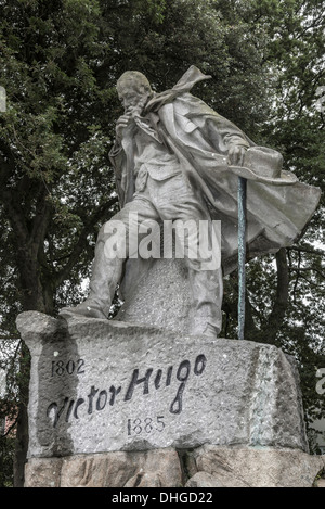 Isole del Canale, Guernsey, St Peter Port, Candie Gardens, statua di Victor Hugo Foto Stock