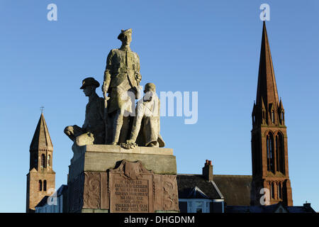 Largs, Nord Ayrshire, Scozia, Regno Unito, domenica 10 novembre 2013. Sole di mattina presto su Largs Cenotaph prima del servizio di Domenica di memoria Foto Stock