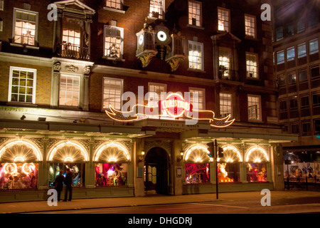 Fortnum e Mason Fortnum & Mason department store durante la notte con le luci di Natale Piccadilly London W1 England Regno Unito Foto Stock