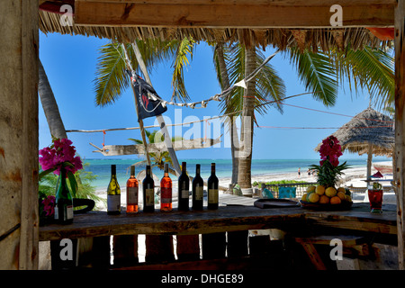 A lato della spiaggia bar in un tradizionale dhow imbarcazione in un hotel, Spiaggia Bwejuu, Oceano Indiano, Zanzibar, Tanzania Africa orientale Foto Stock