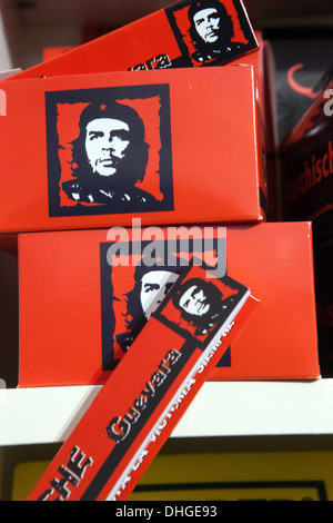 scatola con un ritratto di che guevara su carte di sigaretta Foto Stock