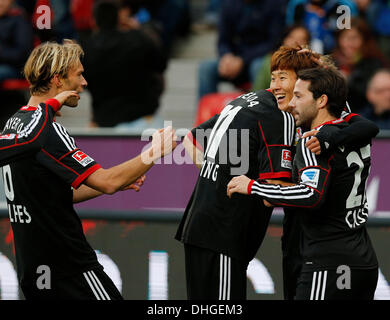 Calcio, calcio, Leverkusen, Germania Bundesliga, 1.Divisione, 1.League, Giornata 12, Bayer Leverkusen - Hamburger SV 5-3 in Bay-Arena Stadium di Leverkusen il 9 di novembre 2013 Heung -Min figlio (LEV) -2R- celebra uno dei suoi 3 obiettivi con i suoi compagni di squadra Gonzalo CASTRO (LEV) -R- e Simon ROLFES (LEV) -L- Photo : Norbert Schmidt Foto Stock
