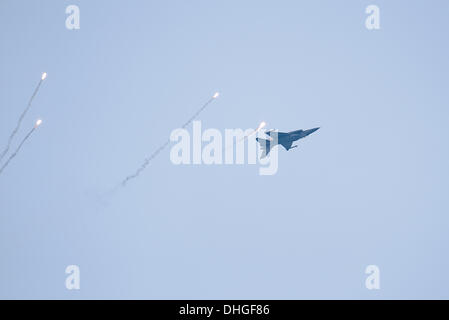 La F-16C lancia razzi di segnalazione durante l'air show su Salonicco Foto Stock