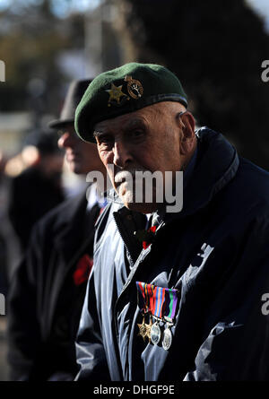 Brighton, Sussex, Regno Unito. Il 10 novembre 2013. Un veterano ascolta l atto di servizio ricordo a Brighton Memoriale di guerra di oggi. Credito: Simon Dack/Alamy Live News Foto Stock