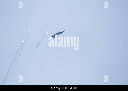 La F-16C lancia razzi di segnalazione durante l'air show Foto Stock