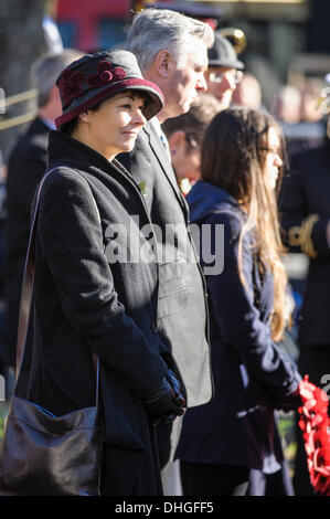 Brighton, Regno Unito, 10/11/2013 : Ricordo Domenica Service . Servizio e corona recante tenutasi ad 11am. Ricordo domenica omaggi sono stati effettuati in tutta la nazione a pagare rispetti a tutti che coloro che hanno perso la vita negli attuali e nei conflitti del passato, tra cui la prima e la seconda guerra mondiale. Foto di Julie Edwards Foto Stock