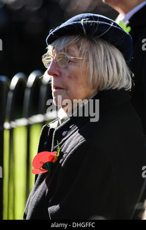 Brighton, Regno Unito, 10/11/2013 : Ricordo Domenica Service . Servizio e corona recante tenutasi ad 11am. Ricordo domenica omaggi sono stati effettuati in tutta la nazione a pagare rispetti a tutti che coloro che hanno perso la vita negli attuali e nei conflitti del passato, tra cui la prima e la seconda guerra mondiale. Foto di Julie Edwards Foto Stock