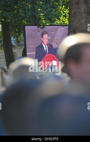 Whitehall, Londra, Regno Unito. Il 10 novembre 2013. David Cameron sul grande schermo stabilisce una corona al cenotafio. Credito: Matteo Chattle/Alamy Live News Foto Stock