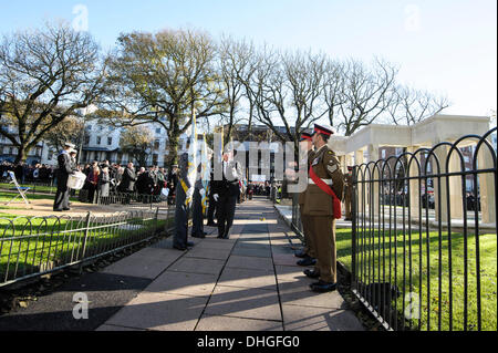 Brighton, Regno Unito, 10/11/2013 : Ricordo Domenica Service . Servizio e corona recante tenutasi ad 11am. Ricordo domenica omaggi sono stati effettuati in tutta la nazione a pagare rispetti a tutti che coloro che hanno perso la vita negli attuali e nei conflitti del passato, tra cui la prima e la seconda guerra mondiale. Foto di Julie Edwards Foto Stock