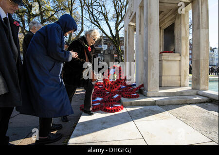 Brighton, Regno Unito, 10/11/2013 : Ricordo Domenica Service . Servizio e corona recante tenutasi ad 11am. Ricordo domenica omaggi sono stati effettuati in tutta la nazione a pagare rispetti a tutti che coloro che hanno perso la vita negli attuali e nei conflitti del passato, tra cui la prima e la seconda guerra mondiale. Foto di Julie Edwards Foto Stock