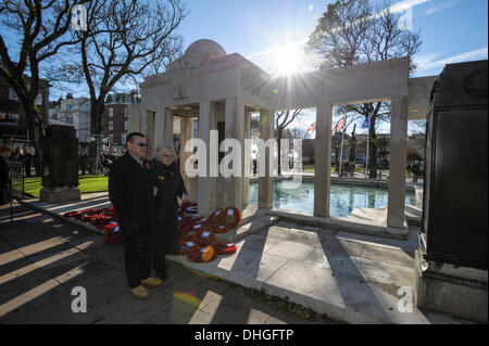 Brighton, Regno Unito, 10/11/2013 : Ricordo Domenica Service . Servizio e corona recante tenutasi ad 11am. Ricordo domenica omaggi sono stati effettuati in tutta la nazione a pagare rispetti a tutti che coloro che hanno perso la vita negli attuali e nei conflitti del passato, tra cui la prima e la seconda guerra mondiale. Foto di Julie Edwards Foto Stock