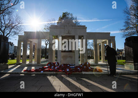 Brighton, Regno Unito, 10/11/2013 : Ricordo Domenica Service . Brighton Memoriale di guerra . Ricordo domenica omaggi sono stati effettuati in tutta la nazione a pagare rispetti a tutti che coloro che hanno perso la vita negli attuali e nei conflitti del passato, tra cui la prima e la seconda guerra mondiale. Foto di Julie Edwards Foto Stock