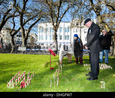 Brighton, Regno Unito, 10/11/2013 : Ricordo Domenica Service . Attraversa con papaveri essendo collocato nel giardino della rimembranza . Ricordo domenica omaggi sono stati effettuati in tutta la nazione a pagare rispetti a tutti che coloro che hanno perso la vita negli attuali e nei conflitti del passato, tra cui la prima e la seconda guerra mondiale. Foto di Julie Edwards Foto Stock