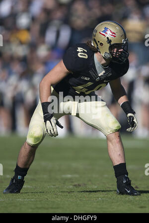 West Lafayette, Indiana, Stati Uniti d'America. 9 Nov, 2013. 09 novembre 2013: Purdue linebacker Collin Link (40) durante il NCAA Football azione di gioco tra l'Iowa Hawkeyes e la Purdue Boilermakers a Ross-Ade Stadium in West Lafayette, Indiana. Iowa sconfitto Purdue 38-14. © csm/Alamy Live News Foto Stock