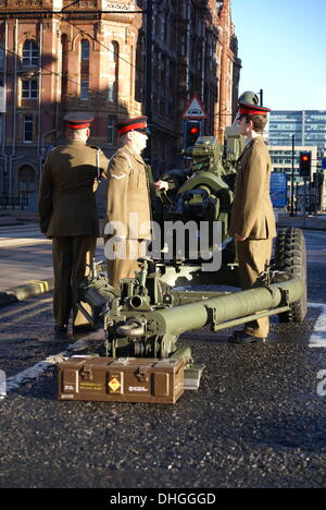 Preparare i soldati al fuoco a 105mm Pistola per segnare l'inizio di 2 minuti di silenzio in ricordo di coloro che hanno perso le loro vite durante le due guerre mondiali e nei conflitti poiché. Ricordo la domenica a Manchester REGNO UNITO, domenica 10 novembre 2013 Foto Stock