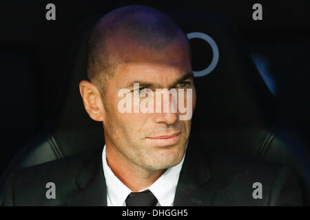 Madrid, Spagna. 9 Nov, 2013. Zidane durante una spagnola La Liga partita di calcio tra il Real Madrid e Real Sociedad al Santiago Bernabeu di Madrid in Spagna, il 9 novembre 2013.Foto: Rodrigo Garcia/NurPhoto © Rodrigo Garcia/NurPhoto/ZUMAPRESS.com/Alamy Live News Foto Stock