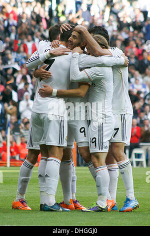 Madrid, Spagna. 9 Nov, 2013. Benzema celebra dopo il punteggio durante una spagnola La Liga partita di calcio tra il Real Madrid e Real Sociedad al Santiago Bernabeu di Madrid in Spagna, il 9 novembre 2013.Foto: Rodrigo Garcia/NurPhoto © Rodrigo Garcia/NurPhoto/ZUMAPRESS.com/Alamy Live News Foto Stock