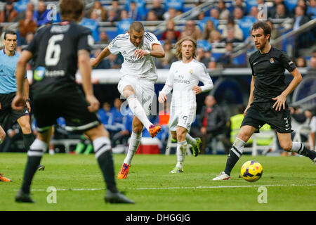 Madrid, Spagna. 9 Nov, 2013. Benzema (Real Madrid) durante una spagnola La Liga partita di calcio tra il Real Madrid e Real Sociedad al Santiago Bernabeu di Madrid in Spagna, il 9 novembre 2013.Foto: Rodrigo Garcia/NurPhoto © Rodrigo Garcia/NurPhoto/ZUMAPRESS.com/Alamy Live News Foto Stock