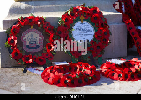 Bournemouth Dorset, Regno Unito Inghilterra Domenica 10 novembre 2013. Ricordo domenica parata e corona recante al Memoriale di guerra nei giardini centrali - il papavero ghirlande. Credito: Carolyn Jenkins/Alamy Live News Foto Stock