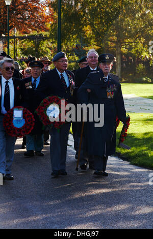Bournemouth, Regno Unito domenica 10 novembre 2013. Ricordo domenica parata e la corona che stabilisce - i rappresentanti delle forze armate, le forze di gruppi e cadetti portata in processione attraverso la città di Bournemouth, seguita da un servizio e una corona di fiori che stabilisce al Memoriale di guerra nei giardini centrali. Arthur Taylor (destra) Dunkerque veterano, RAF operatore radio, passata lontano Dicembre 2018 di età compresa tra i 98. Credito: Carolyn Jenkins/Alamy Live News Foto Stock
