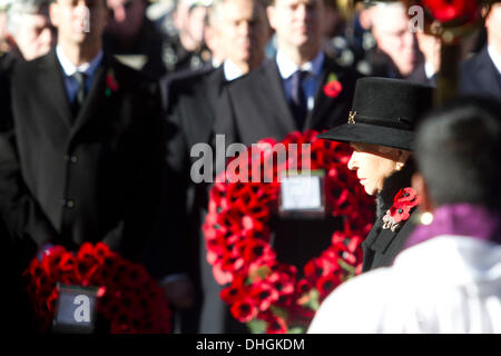 Westminster, Londra, 10 novembre 2013. HM la regina assiste una ghirlanda recante cerimonia presso il cenotafio di onore e di rendere omaggio al personale di servizio che morì in precedenti e attuali conflitti Credito: amer ghazzal/Alamy Live News Foto Stock