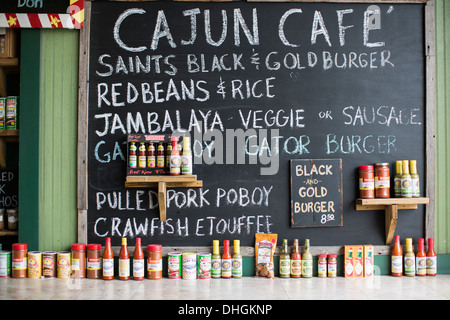 Scheda del menu per la Cajun Cafe nel mercato francese, New Orleans, in Louisiana. Foto Stock