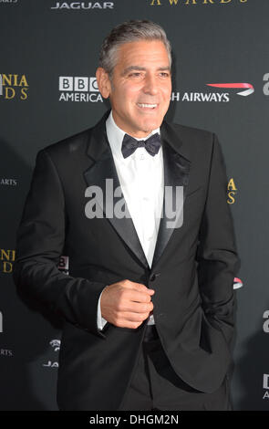 George Clooney arriva presso il BAFTA LA Britannia Awards di Los Angeles, California, 9 novembre 2013 Foto Stock