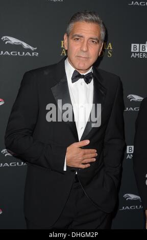 George Clooney arriva presso il BAFTA LA Britannia Awards di Los Angeles, California, 9 novembre 2013 Foto Stock