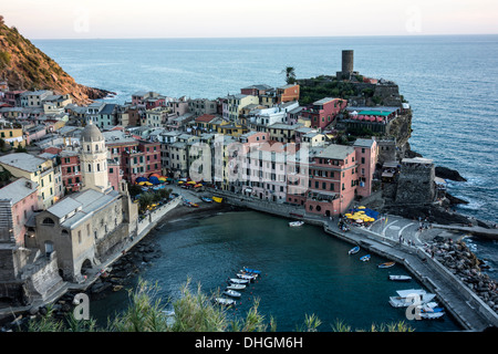 Vernazza, un villaggio colorato delle cinque Terre Foto Stock