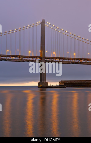 Dawn colpo di San Francisco Oakland Bay Bridge. Foto Stock