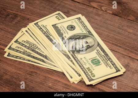 Pila di dollari su sfondo di legno Foto Stock