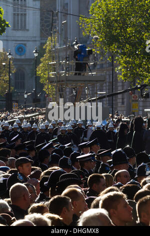 Westminster, Londra, 10 novembre 2013. Grandi folle si radunano in Whitehall a pagare rispetto al sacrificio della Gran Bretagna da uomini e donne al personale di servizio che morì in WW1 e WW2 e successivi conflitti Credito: amer ghazzal/Alamy Live News Foto Stock