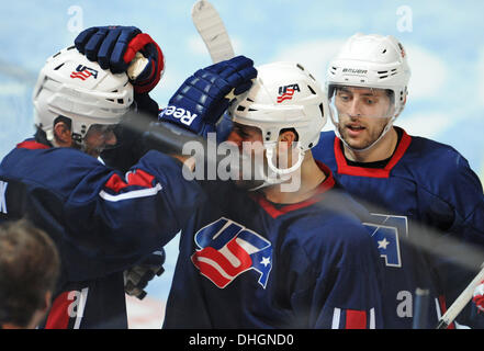 Monaco di Baviera, Germania. Decimo Nov, 2013. Stati Uniti d'America's Pete MacArthur (C) celebra il suo 5:4 obiettivo con i compagni di team Chad Kolarik (L) e concedere Lewis (R) durante la Coppa di Germania ice hockey match tra Stati Uniti e Germania in Olympia Eishalle a Monaco di Baviera, Germania, 10 novembre 2013. Foto: ANDREAS GEBERT/dpa/Alamy Live News Foto Stock