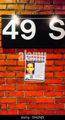 Poster sulla parete del 49th Street R linea stazione metropolitana pubblicità per informazioni sulla scomparsa di autistici ragazzo nero Manhattan Foto Stock