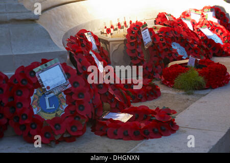 Bournemouth Dorset, Regno Unito Inghilterra Domenica 10 novembre 2013. Ricordo domenica parata e corona recante al Memoriale di guerra nei giardini centrali - il papavero ghirlande. Credito: Carolyn Jenkins/Alamy Live News Foto Stock