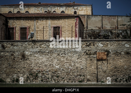 Le pareti di un storico abbandonato nella prigione di Sinop/Turchia che ora è aperto per i visitatori Foto Stock