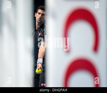 La Serbia il Novak Djokovic in azione il giorno 4 della Barclays ATP World Finals. Foto Stock