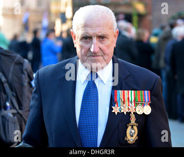 Manchester, Regno Unito. Decimo Nov, 2013. Un veterano con le sue medaglie passeggiate theough Albert Square dopo il servizio del Ricordo in Piazza San Pietro, Manchester, come i morti di tutte le guerre sono ricordati al 11.00 la domenica più vicina a novembre 11th. Servizio in ricordo di Manchester, UK 10 Novembre 2013 Credit: Giovanni friggitrice/Alamy Live News Foto Stock