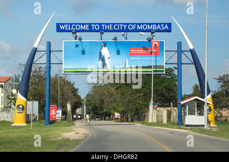 Segno nella forma di due gigantesche zanne di elefante accogliente viaggiatori lasciando Momabasa aeroporto Kenya Africa Foto Stock