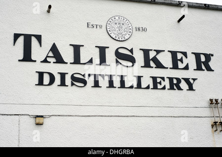 Cartello fuori la Talisker Distillery sull'Isola di Skye in Scozia, Regno Unito Foto Stock