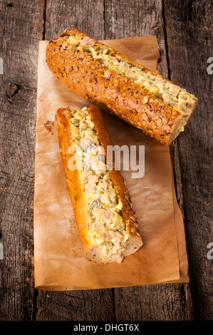 Due grandi panini al prosciutto,sottaceti,Mais e maionese ond la tabella Foto Stock