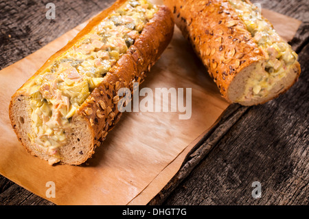 Due grandi panini con insalata russa.Il fuoco selettivo sulla sinistra sandwich Foto Stock